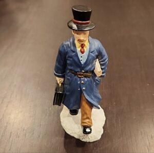 2001 MERVYNS Figurine, man & walking in the snow